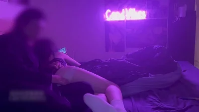 趁她玩手机脱掉内裤强制后入反差大三学生，肉体和叫声都太水嫩了